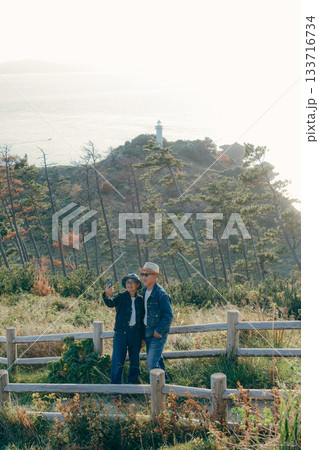展望台で景色を眺めるシニア夫婦 展望台で景色を眺めるシニア夫婦 133716734