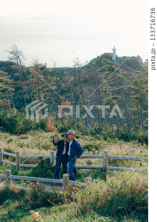 展望台で景色を眺めるシニア夫婦 133716736
