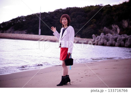 海辺でポーズ高齢女性 133716766