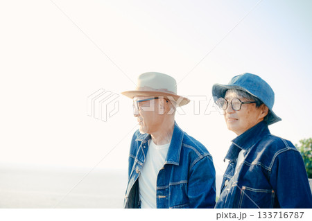 海辺で会話を楽しむシニア夫婦 海辺で会話を楽しむシニア夫婦 133716787