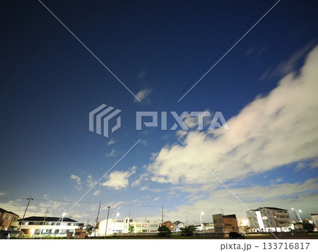 青みがかった空に北斗七星。 133716817