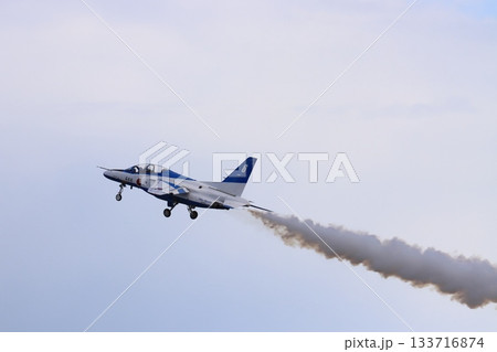 ブルーインパルスの展示飛行　6番機の離陸 133716874
