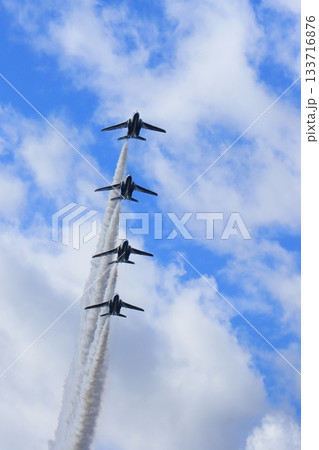 ブルーインパルスの展示飛行　トレイル編隊 133716876