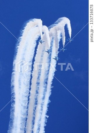 ブルーインパルスの展示飛行 ワイドトゥデルタループ ブルーインパルスの展示飛行 ワイドトゥデルタループ 133716878