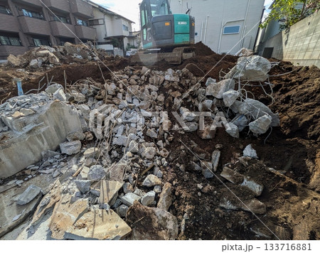 木造住宅の解体工事　解体工事　重機を使った解体工事 133716881