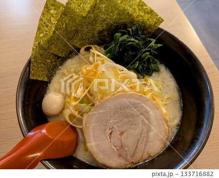 とんこつ塩ラーメン　ネギトッピング 133716882