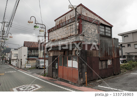 ポツンと残る古びた仕舞屋・・昭和の匂いが残る街富士吉田 133716903
