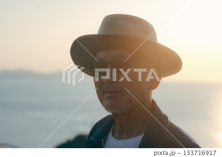 夕暮れの海を眺めるシニア男性のポートレート 夕暮れの海を眺めるシニア男性のポートレート 133716917