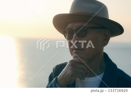 夕暮れの海を眺めるシニア男性のポートレート 夕暮れの海を眺めるシニア男性のポートレート 133716920