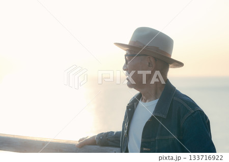 夕暮れの海を眺めるシニア男性のポートレート 133716922