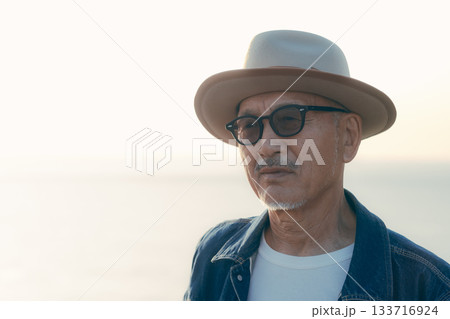 夕暮れの海を眺めるシニア男性のポートレート 夕暮れの海を眺めるシニア男性のポートレート 133716924