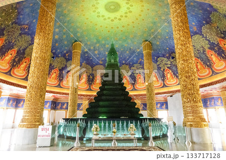 タイ王国バンコクのワットパークナムパーシーチャルーン 133717128