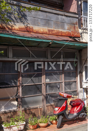 銅葺きの二階と植木鉢とバイクのある閉店の建物・昭和の匂いが残る街富士吉田 銅葺きの二階と植木鉢とバイクのある閉店の建物・昭和の匂いが残る街富士吉田 133717220