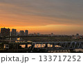 夕焼け空と電車　夕暮れ　空のグラデーション　JR線 133717252