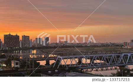 多摩川と夕焼け空1 夕暮れ 空のグラデーション 多摩川と夕焼け空1 夕暮れ 空のグラデーション 133717253