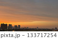 多摩川と夕焼け空2　夕暮れ　空のグラデーション 133717254