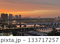 夕焼け空と赤い電車　夕暮れ　空のグラデーション　京急線 133717257