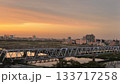 夕焼け空と赤い電車2　夕暮れ　空のグラデーション　京急線 133717258
