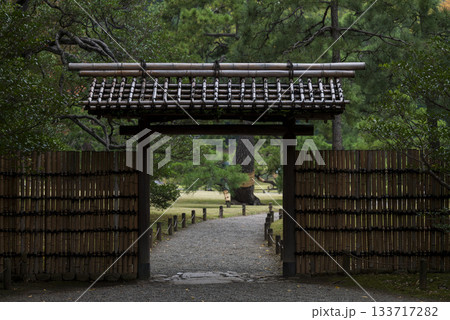 秋の日本庭園の風景 東京 六義園 秋の日本庭園の風景 東京 六義園 133717282