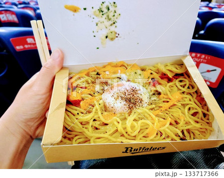 観客席で野球観戦しながらの食事　京セラドーム 133717366