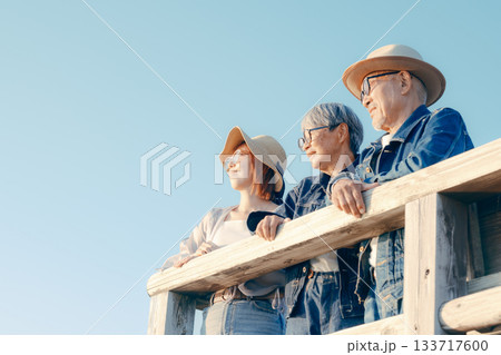 夕暮れの海を眺める親子の黄昏シーン 133717600