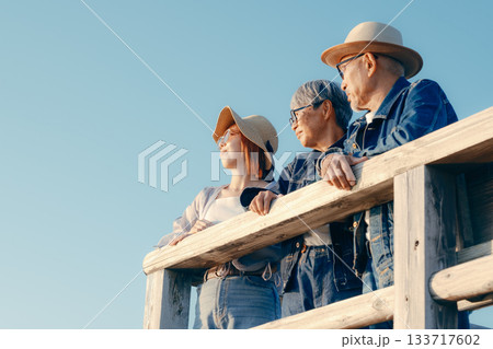 夕暮れの海を眺める親子の黄昏シーン 夕暮れの海を眺める親子の黄昏シーン 133717602