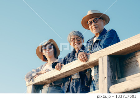 夕暮れの海を眺める親子の黄昏シーン 133717603