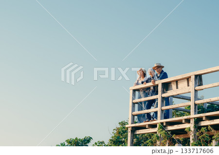 夕暮れの海を眺める親子の黄昏シーン 133717606