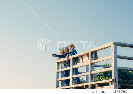 夕暮れの海を眺める親子の黄昏シーン 133717609