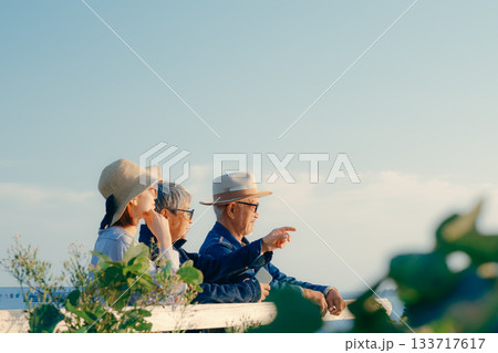 夕暮れの海を眺める親子の黄昏シーン 133717617