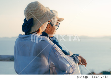 夕暮れの海を眺める親子の黄昏シーン 133717618