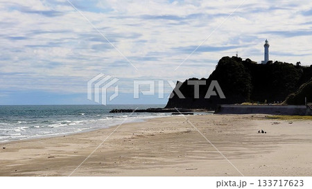 福島・塩屋崎灯台と海岸線（東日本大震災からの復興） 133717623
