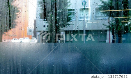 雨に濡れたガラス 雨に濡れたガラス 133717631