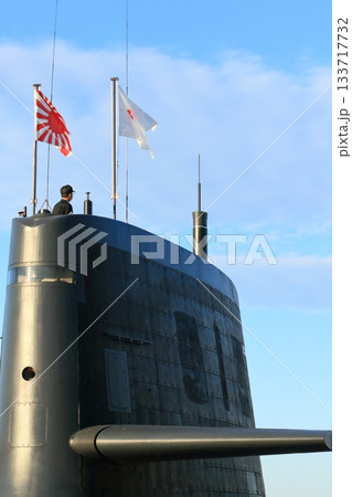 潜水艦のマスト 海上自衛隊旗を掲げる潜水艦 潜水艦のマスト 海上自衛隊旗を掲げる潜水艦 133717732