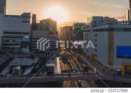 センダイヘンジ 夕方の空と黄金に輝く太陽 センダイヘンジ 夕方の空と黄金に輝く太陽 133717806