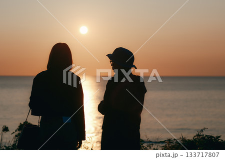 夕景の海を眺める親子のシルエット 夕景の海を眺める親子のシルエット 133717807