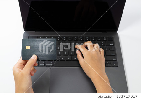 クレジットカード決済をする手元のクローズアップ クレジットカード決済をする手元のクローズアップ 133717917