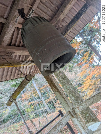 見上げる晩秋の梵鐘と紅葉の山 133718023