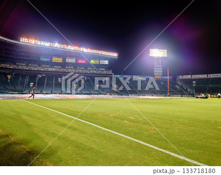 試合後のグラウンド整備 甲子園球場 試合後のグラウンド整備 甲子園球場 133718180