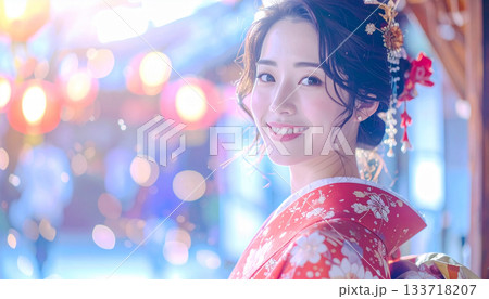 赤と金の振袖で微笑む若い女性の華やかなポートレート 133718207
