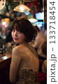 バーの女性 133718454