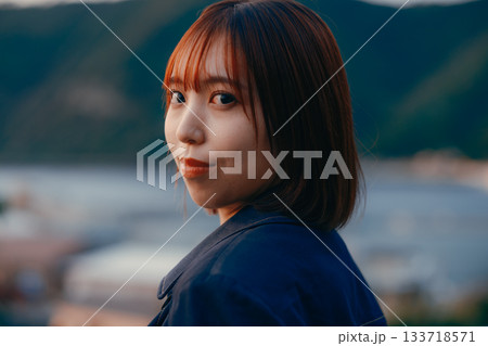 夕景を見つめる女性の黄昏ポートレート 夕景を見つめる女性の黄昏ポートレート 133718571