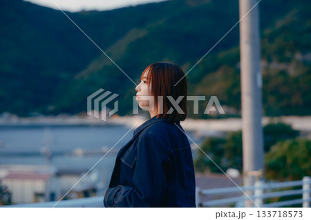 夕景を見つめる女性の黄昏ポートレート 夕景を見つめる女性の黄昏ポートレート 133718573