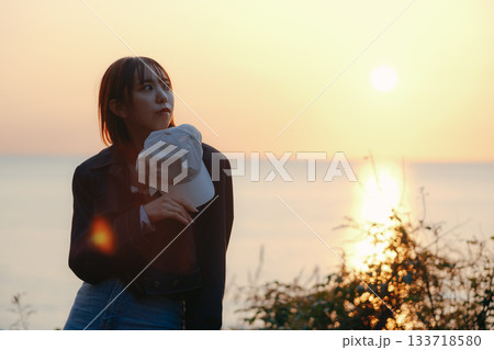 夕景を見つめる女性の黄昏ポートレート 133718580