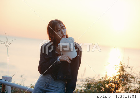 夕景を見つめる女性の黄昏ポートレート 133718581