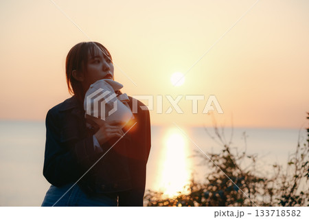 夕景を見つめる女性の黄昏ポートレート 133718582
