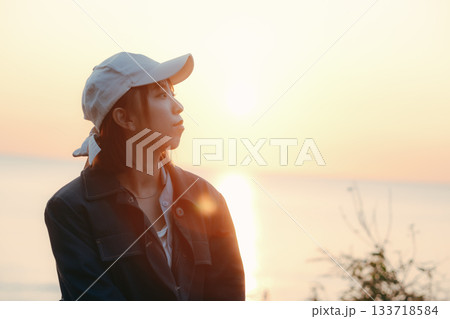 夕景を見つめる女性の黄昏ポートレート 夕景を見つめる女性の黄昏ポートレート 133718584