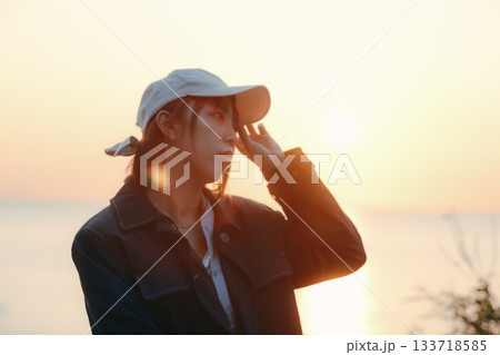 夕景を見つめる女性の黄昏ポートレート 133718585