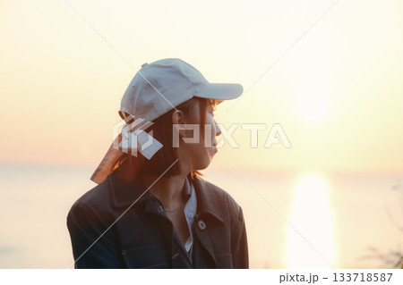 夕景を見つめる女性の黄昏ポートレート 夕景を見つめる女性の黄昏ポートレート 133718587