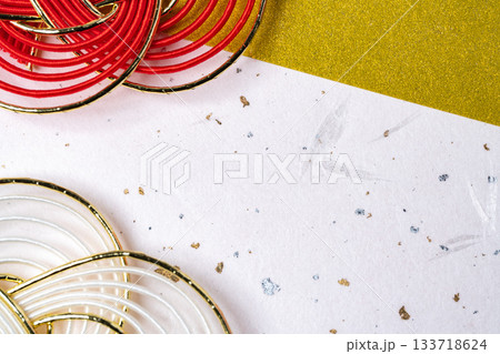 白い和紙と金色台紙に置かれた水引飾りの構図 白い和紙と金色台紙に置かれた水引飾りの構図 133718624